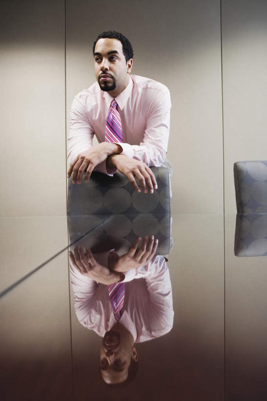 西方人,一个人,商务人士,商务男性,办公室,站,双手交叉,竖图,室内,白天,正面,衬衫,西装,商务,职员,桌子,椅子,欧洲,非洲,黑人,欧洲人,仅一个男性,仅一个人,仅一个中年男性,套装,正装,影子,办公桌,领带,注视,职业装,倒影,观察,看,靠,靠着,站着,休息,休闲,思考,放松,思索,沉思,金融,商务套装,经济,观看,光滑,办公椅,旋转椅,察看,镜面,关注,商务装,贸易,工薪阶层,男人,男性,中年男性,非洲人,白领,商人,上班族,十字手,半身,彩图,衬衣,西服,白领阶层,办公室职员