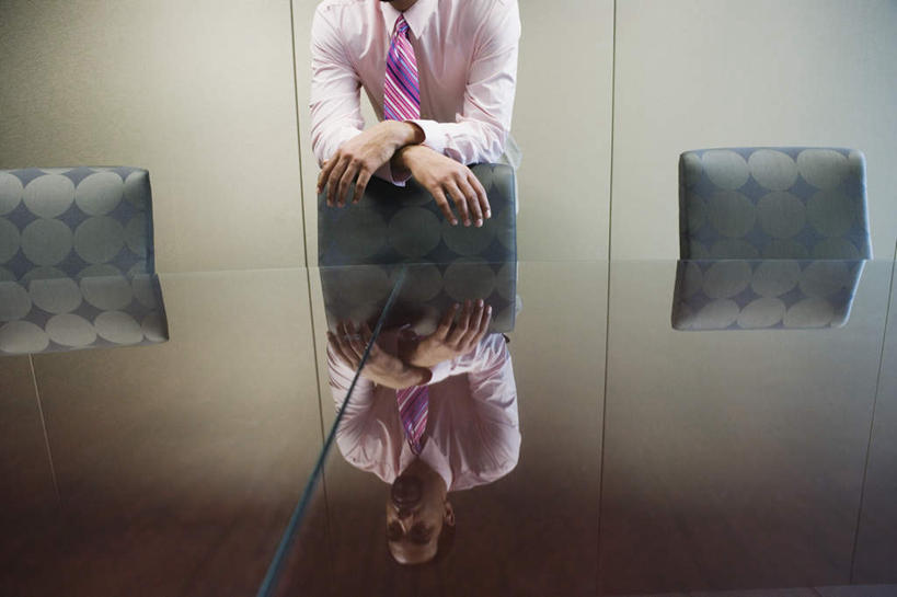 西方人,一个人,商务人士,商务男性,办公室,站,双手交叉,横图,室内,白天,正面,衬衫,商务,职员,桌子,椅子,欧洲,欧洲人,仅一个人,套装,正装,影子,办公桌,领带,职业装,倒影,靠,靠着,站着,休息,休闲,放松,帅哥,金融,商务套装,经济,光滑,办公椅,旋转椅,镜面,商务装,贸易,工薪阶层,男人,男性,年轻男性,白种人,白领,商人,上班族,十字手,半身,彩图,衬衣,白领阶层,办公室职员