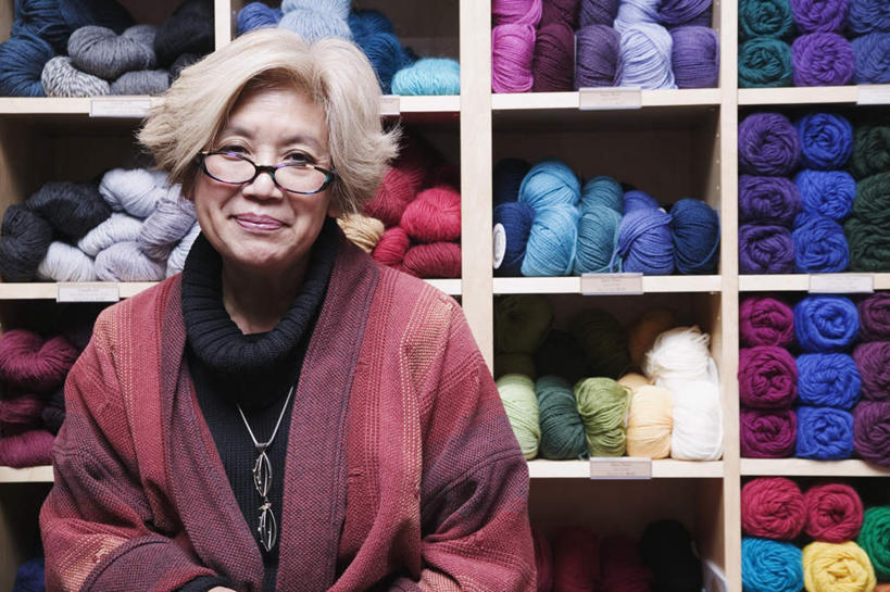 东方人,坐,握手,笑,微笑,横图,室内,白天,背景,正面,毛衣,项链,亚洲,仅一个人,服装,材料,眼镜,休闲装,黄种人,衣服,毛线,休闲,休闲服,握着,服饰,五颜六色,布匹,五彩缤纷,近视眼镜,老年女性,女人,女性,中年女性,亚洲人,商人,坐着,半身,彩图,高领毛衣