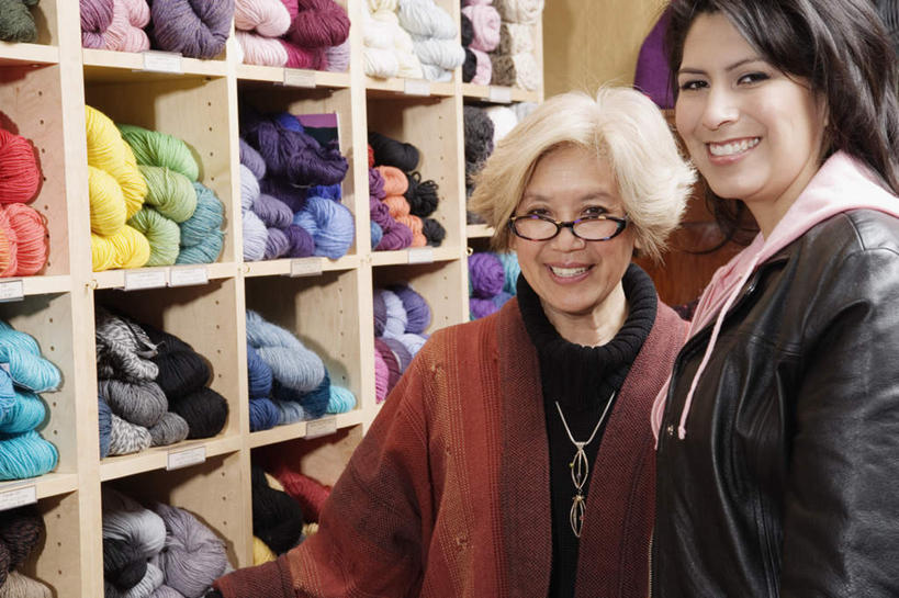 东方人,西方人,两个人,店员,商店,站,笑,微笑,露齿笑,横图,室内,白天,正面,项链,欧洲,欧洲人,亚洲,服装,合照,商品,眼镜,休闲装,黄种人,商铺,外套,货架,展示架,展架,衣服,披肩,毛线,站着,休闲,休闲服,皮质,链子,成熟,美女,服饰,储物架,老花镜,优雅,五颜六色,丝线,合影,皮衣,客户,五彩缤纷,分类,市肆,商号,老年女性,年轻女性,女人,女性,中年女性,白种人,亚洲人,商人,半身,彩图,店铺