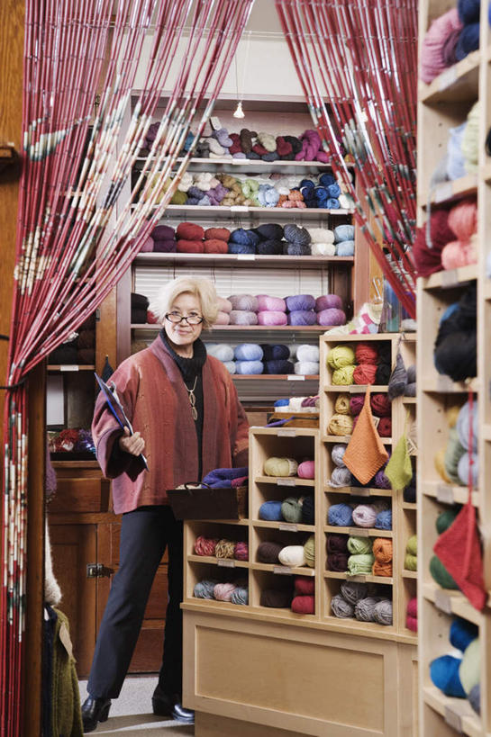 东方人,一个人,商店,站,笑,微笑,竖图,室内,白天,正面,亚洲,仅一个人,商品,手工艺品,拿,拿着,黄种人,商铺,货架,货物,展示架,展架,帘子,货品,珠帘,毛线,站着,储物架,整理,五颜六色,丝线,客户,五彩缤纷,分类,市肆,商号,老年女性,女人,女性,中年女性,亚洲人,商人,彩图,全身,店铺