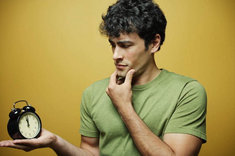 西方人,脸,头,脸颊,一个人,站,捧,横图,室内,特写,白天,正面,T恤衫,闹钟,欧洲,欧洲人,仅一个男性,仅一个人,黄色背景,时钟,拿,T恤,拿着,托腮,注视,肩膀,仅一个年轻男性,观察,看,托,站着,思考,休闲服,摄影,影棚,观看,托着,察看,关注,托下巴,男人,男性,年轻男性,白种人,头部,脸部,脸蛋,面部,钟,端,端着,捧着,半身,彩图,影棚拍摄,拍摄