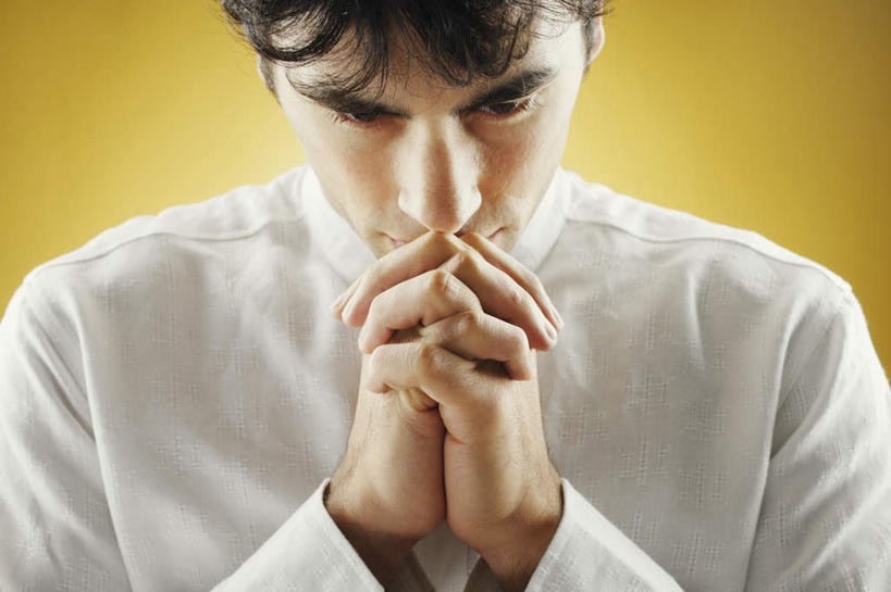 西方人,脸,头,脸颊,一个人,站,捧,横图,室内,特写,白天,正面,衬衫,项链,欧洲,欧洲人,仅一个男性,仅一个人,黄色背景,十字架,拿,拿着,注视,肩膀,仅一个年轻男性,观察,看,祈祷,双手合十,站着,摄影,影棚,观看,察看,祷告,关注,男人,男性,年轻男性,白种人,头部,脸部,脸蛋,面部,端,端着,捧着,抬头,半身,彩图,影棚拍摄,衬衣,拍摄