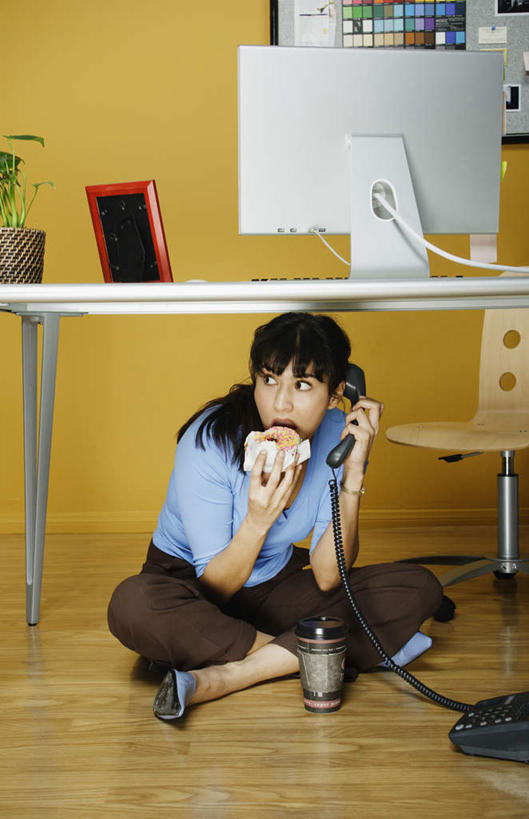 西方人,一个人,坐,捧,打电话,盘腿,竖图,室内,白天,正面,显示器,地板,桌面,桌子,电话,书籍,椅子,相框,欧洲,欧洲人,仅一个年轻女性,仅一个女性,仅一个人,包,档案,公文包,墙,地面,拿,拿着,通讯设备,壁画,墙壁,画,会议椅,资料,休闲服,办公椅,文档,液晶显示器,垃圾篓,垃圾筐,输出设备,商务椅,培训椅,交流,年轻女性,女人,女性,白种人,装饰画,沟通,盘腿而坐,盘膝,盘着腿的,盘着腿坐,捧着,双腿交叉,通话,坐着,彩图,全身