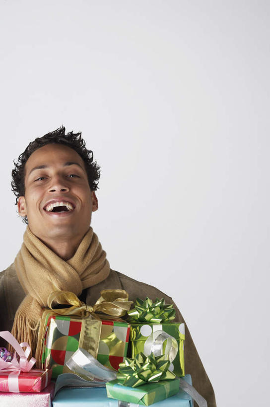 西方人,一个人,商务男性,坐,闭眼,笑,微笑,露齿笑,竖图,室内,白天,白色背景,正面,礼盒,礼物,欧洲,圣诞节,欧洲人,仅一个男性,仅一个人,套装,节日,庆祝,纸盒,盒子,仅一个年轻男性,包装盒,围巾,礼品盒,摄影,礼品,影棚,商务装,工薪阶层,手拉花,男人,男性,年轻男性,白种人,白领,上班族,闭眼睛,闭着眼,闭着眼睛,坐着,半身,彩图,影棚拍摄,拍摄