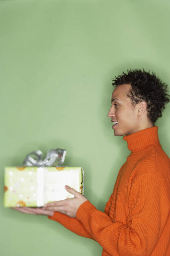 西方人,一个人,商务男性,站,捧,竖图,室内,白天,侧面,毛衣,礼盒,礼物,欧洲,圣诞节,欧洲人,仅一个男性,仅一个人,绿色背景,套装,节日,庆祝,纸盒,拿,拿着,注视,盒子,仅一个年轻男性,包装盒,礼品盒,观察,看,站着,摄影,礼品,影棚,观看,察看,关注,商务装,工薪阶层,手拉花,男人,男性,年轻男性,白种人,白领,上班族,端,端着,捧着,半身,彩图,影棚拍摄,拍摄