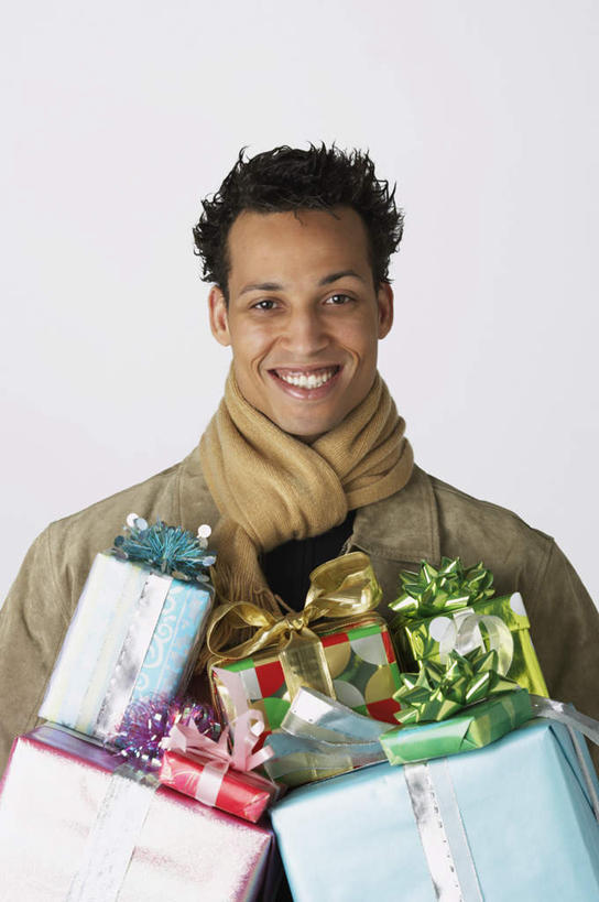西方人,一个人,站,笑,微笑,露齿笑,竖图,室内,特写,白天,白色背景,正面,毛衣,礼盒,礼物,欧洲,圣诞节,欧洲人,仅一个男性,仅一个人,节日,庆祝,纸盒,注视,盒子,仅一个年轻男性,包装盒,围巾,礼品盒,观察,看,站着,摄影,礼品,影棚,观看,察看,关注,手拉花,男人,男性,年轻男性,白种人,半身,彩图,影棚拍摄,拍摄