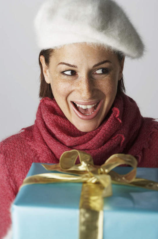 西方人,脸,头,脸颊,一个人,站,捧,笑,微笑,露齿笑,竖图,室内,特写,白天,白色背景,正面,礼物,帽子,欧洲,圣诞节,欧洲人,仅一个女性,仅一个人,服装,节日,庆祝,拿,拿着,休闲装,肩膀,衣服,站着,仅一个中年女性,休闲,休闲服,摄影,服饰,礼品,影棚,女人,女性,中年女性,白种人,头部,脸部,脸蛋,面部,端,端着,捧着,半身,彩图,影棚拍摄,拍摄