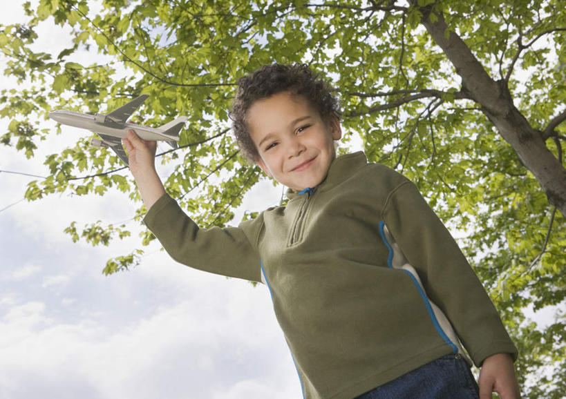 西方人,儿童,一个人,站,捧,笑,微笑,横图,室外,白天,仰视,旅游,度假,纯洁,美景,森林,树林,植物,飞机,玩具,欧洲,欧洲人,仅一个男性,仅一个人,服装,朦胧,模糊,景观,云,云朵,拿,云彩,拿着,休闲装,娱乐,树,树木,小孩,衣服,绿色,黑色,白云,蓝天,天空,自然,天,站着,仅一个小孩,享受,休闲,休闲服,景色,放松,可爱,童年,童趣,服饰,自然风光,航模,童真,烂漫,无邪,天真,男孩,男人,男性,白种人,端,端着,捧着,半身,彩图,低角度拍摄,短发,男生