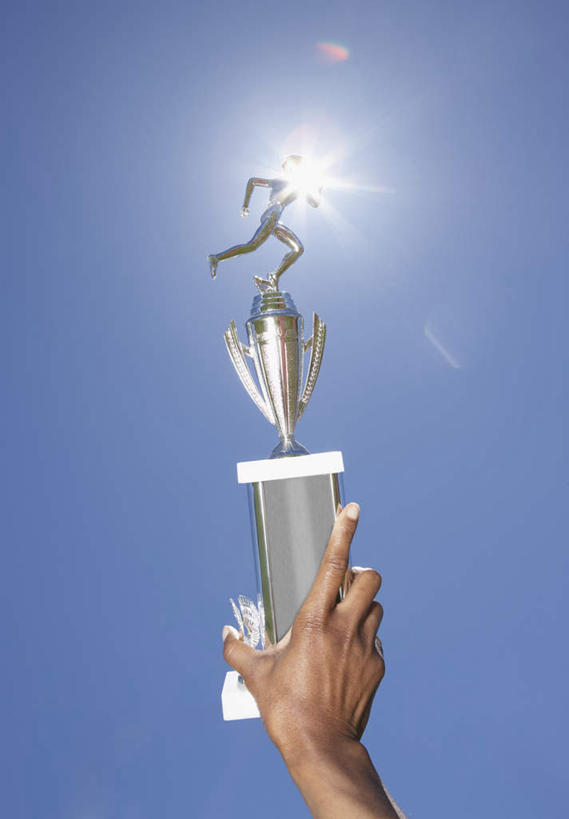 西方人,手,一个人,举,竖图,室外,特写,白天,仰视,太阳,欧洲,欧洲人,仅一个人,握,模糊,拿,拿着,阳光,奔跑,握着,奖励,获奖,奖品,白种人,手臂,举起,举着,跑步,彩图,低角度拍摄,奖杯