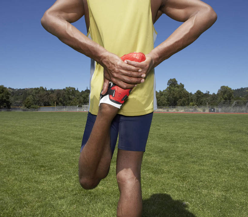 手,臀部,脚,腿,一个人,运动员,体育馆,运动场,站,横图,室外,白天,运动服,锻炼,快乐,比赛,运动,竞争,草地,草坪,非洲,黑人,仅一个人,踢,服装,田径,注视,娱乐,运动器械,体育场,上衣,草,背面,衣服,黄色,观察,看,站着,休闲,体育用品,握着,服饰,田径场,观看,抬起,单脚,察看,体育运动,关注,运动馆,体育,非洲人,站立,半身,彩图,健身