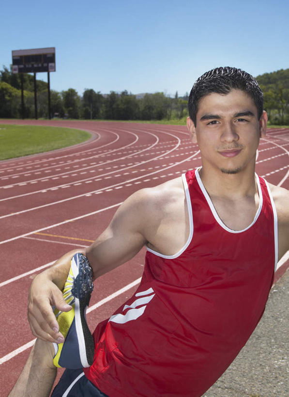 手,臀部,腿部,脚,腿,一个人,运动员,体育馆,运动场,站,笑,微笑,竖图,室外,特写,白天,正面,运动服,锻炼,快乐,比赛,运动,竞争,欧洲,欧洲人,仅一个男性,仅一个人,踢,服装,塑胶,注视,娱乐,体育场,仅一个年轻男性,衣服,观察,看,站着,休闲,握着,压腿,服饰,田径场,观看,抬起,单脚,察看,脚尖,体育运动,关注,触碰,运动馆,碰,体育,男人,男性,年轻男性,白种人,手臂,站立,半身,彩图,健身