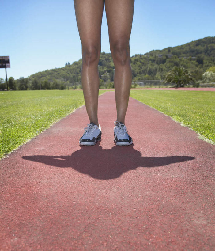 一个人,运动员,体育馆,运动场,起跑线,站,竖图,俯视,室外,白天,锻炼,快乐,比赛,运动,竞争,草地,草坪,仅一个人,影子,塑胶,田径,跑道,竞技场,训练,娱乐,运动器械,体育场,草,站着,休闲,健康,体育用品,田径场,体育运动,健身器材,运动馆,体育,站立,半身,彩图,高角度拍摄,健身