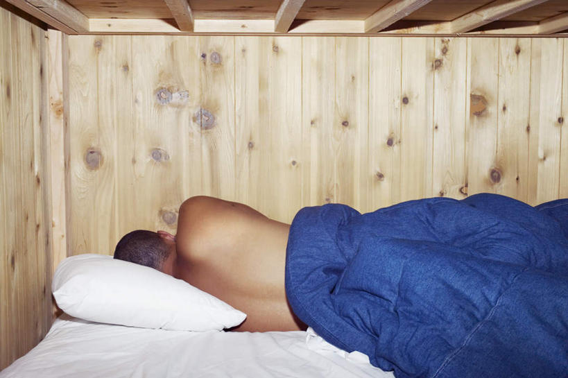 一个人,家,躺,闭眼,横图,室内,白天,床,房间,非洲,黑人,仅一个男性,仅一个人,木质,房屋,屋子,床单,被子,楼房,裸露,住宅,仅一个年轻男性,背面,蓝色,白色,枕头,单人床,藏青色,被单,裸,躺下,男人,男性,年轻男性,非洲人,睡觉,半身,彩图,房子