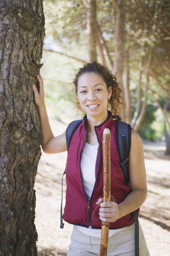 手,一个人,运动员,笑,微笑,露齿笑,竖图,室外,白天,正面,锻炼,快乐,运动,树林,欧洲人,仅一个人,握,服装,朦胧,模糊,拿,拿着,休闲装,娱乐,树,树木,衣服,背包,扶,休闲,健康,休闲服,体育用品,摄像,握着,服饰,扶着,体育运动,体育,年轻女性,女人,女性,登山,爬山,半身,彩图,健身