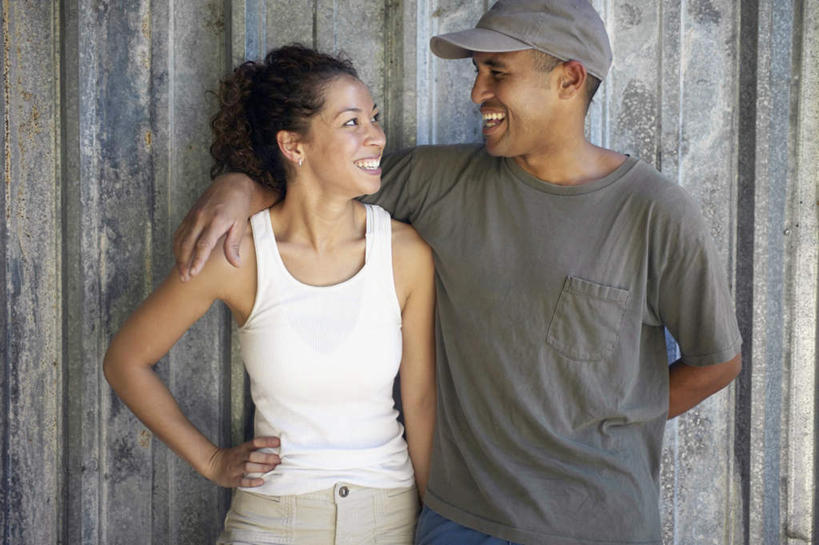 西方人,两个人,夫妻,抱,笑,微笑,露齿笑,横图,室外,白天,正面,爱情,帽子,欧洲,非洲,黑人,欧洲人,服装,墙,浪漫,对望,注视,休闲装,手叉腰,墙壁,墙面,衣服,观察,看,靠,靠墙,休闲,休闲服,恩爱,恋人,服饰,抱着,观看,对视,察看,搂着,关注,背手,男人,男性,年轻男性,年轻女性,女人,女性,非洲人,情侣,搂,半身,彩图,伴侣