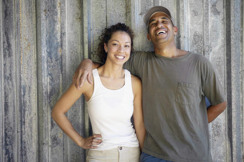 西方人,两个人,夫妻,抱,笑,微笑,露齿笑,横图,室外,白天,正面,爱情,帽子,欧洲,非洲,黑人,欧洲人,服装,墙,浪漫,对望,注视,休闲装,手叉腰,墙壁,墙面,衣服,观察,看,靠,靠墙,休闲,休闲服,恩爱,恋人,服饰,抱着,观看,对视,察看,搂着,关注,背手,男人,男性,年轻男性,年轻女性,女人,女性,非洲人,情侣,搂,半身,彩图,伴侣