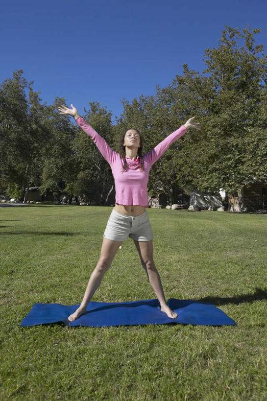 西方人,一个人,伸展双臂,竖图,室外,白天,正面,运动服,锻炼,旅游,度假,瑜伽,运动,草地,草坪,树林,地毯,欧洲,欧洲人,仅一个人,服装,毯子,注视,休闲装,娱乐,束发,草,树,树木,衣服,观察,看,享受,休闲,休闲服,放松,养生,服饰,观看,察看,关注,体育,年轻女性,女人,女性,白种人,长发,敞开双臂,伸开双臂,展开双肩,张开手臂,张开双臂,彩图,全身,健身,运动装