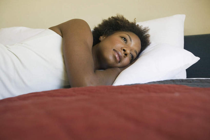 头,手,一个人,躺,笑,微笑,露齿笑,横图,室内,白天,正面,旅游,度假,床,仅一个人,服装,床单,注视,休闲装,娱乐,被子,床垫,衣服,红色,枕头,观察,看,享受,休闲,休闲服,放松,斜视,服饰,单人床,观看,察看,被单,关注,躺下,枕着,年轻女性,女人,女性,躺着,半身,彩图