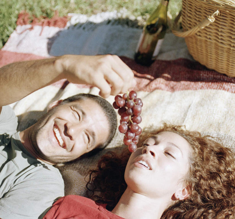 西方人,脸,头,脸颊,两个人,躺,举,笑,吃,微笑,露齿笑,横图,俯视,室外,特写,白天,爱情,旅游,度假,草地,草坪,葡萄,欧洲,欧洲人,一串,篮子,野餐,浪漫,拿,拿着,娱乐,肩膀,桌布,草,享受,休闲,恩爱,放松,喂,斜视,恋人,餐布,木篮,躺下,男人,男性,年轻男性,年轻女性,女人,女性,白种人,头部,卷发,脸部,脸蛋,面部,情侣,举着,躺着,半身,彩图,高角度拍摄,伴侣