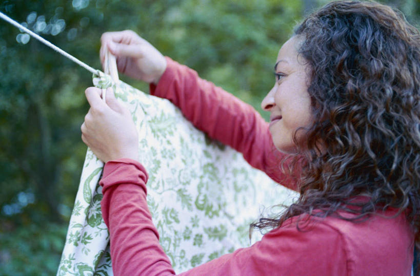 西方人,脸,头,脸颊,一个人,家庭主妇,笑,微笑,露齿笑,横图,室外,特写,白天,侧面,家务,草地,草坪,树林,欧洲,非洲,黑人,欧洲人,仅一个人,悬挂,服装,朦胧,模糊,花色,床单,美丽,注视,休闲装,肩膀,架子,草,树,树木,衣服,绳子,看,晾衣服,休闲,休闲服,晾,凝视,晒,服饰,贤惠,年轻女性,女人,女性,非洲人,头部,长发,卷发,脸部,脸蛋,面部,半身,彩图