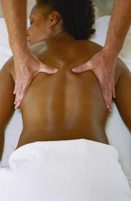 西方人,背部,两个人,按摩师,美容师,美容院,站,闭眼,捏,竖图,俯视,室内,特写,白天,按摩,美容,旅游,度假,床,欧洲,非洲,黑人,欧洲人,双手,浴巾,床单,年轻,娱乐,被子,白色,毛巾,趴着,站着,保养,享受,休闲,放松,单人床,皮肤,被单,指压,女人,女性,非洲人,技师,趴,站立,半身,彩图,高角度拍摄,推拿
