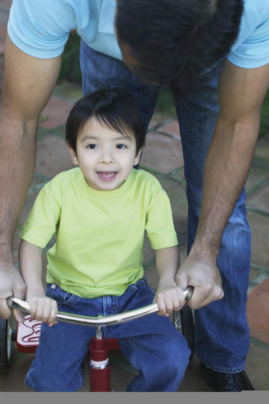 西方人,儿童,两个人,家庭,父亲,儿子,站,推,竖图,俯视,室外,白天,纯洁,汽车,欧洲,欧洲人,服装,小车,注视,休闲装,车,小孩,骑,衣服,观察,看,站着,休闲,温暖,温馨,父子,一家人,休闲服,父爱,可爱,童年,童趣,服饰,观看,和睦,察看,关注,推着,儿童车,童真,烂漫,无邪,天真,男孩,男人,男性,年轻男性,白种人,孩子,年轻人,半身,彩图,高角度拍摄,融洽,男生