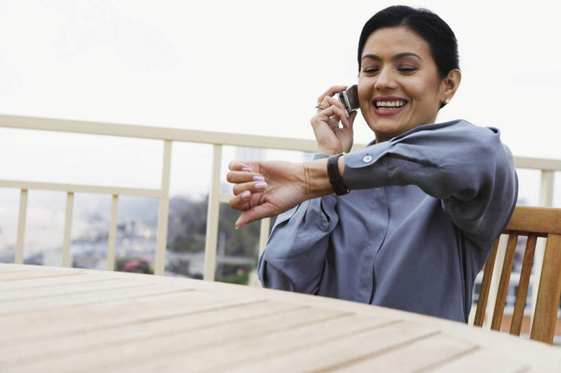 西方人,一个人,同事,商务男性,栏杆,笑,打电话,微笑,露齿笑,横图,室外,白天,正面,成功,合作,团队,集体,信心,电话,欧洲,欧洲人,仅一个年轻女性,仅一个女性,仅一个人,套装,时间,时钟,手表,计时,通讯设备,队伍,护栏,一个,蓝天,天空,钟表,天,表,单个,腕表,腐烂,领导,成就,商务装,合伙,领袖,工薪阶层,交流,年轻女性,女人,女性,白种人,白领,上班族,钟,沟通,通话,半身,彩图