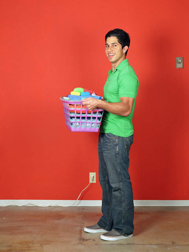 西方人,头发,一个人,站,捧,笑,微笑,露齿笑,竖图,室内,白天,侧面,欧洲,欧洲人,仅一个男性,仅一个人,许多,红色背景,服装,篮子,插座,拿,拿着,注视,休闲装,开关,排列,仅一个年轻男性,衣服,黑色,肥皂,观察,看,站着,休闲,休闲服,帅哥,摄影,服饰,影棚,观看,堆,察看,关注,男人,男性,年轻男性,白种人,发型,端,端着,捧着,彩图,全身,影棚拍摄,拍摄,短发