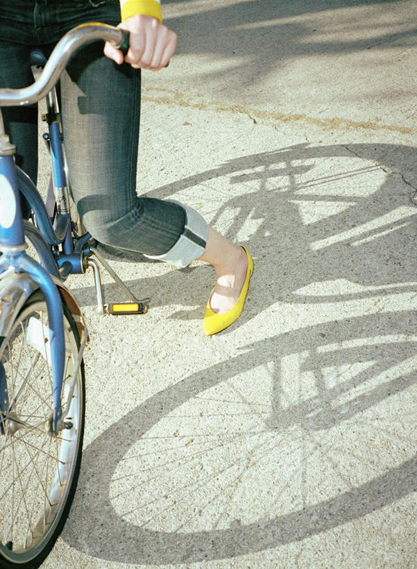 西方人,一个人,坐,竖图,俯视,室外,白天,高跟鞋,时尚,自行车,鞋子,欧洲,欧洲人,仅一个年轻女性,仅一个女性,仅一个人,阴影,服装,单车,休闲装,袜子,脚踏车,衣服,黄色,倒影,蓝天,天空,天,休闲,休闲服,服饰,长袜,年轻女性,女人,女性,白种人,坐着,半身,彩图,高角度拍摄
