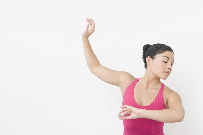 西方人,一个人,闭眼,盘腿,横图,室内,白天,白色背景,正面,锻炼,瑜伽,运动,欧洲,欧洲人,仅一个年轻女性,仅一个女性,仅一个人,伸,伸手,养生,摄影,影棚,体育,年轻女性,女人,女性,白种人,闭眼睛,闭着眼,闭着眼睛,盘腿而坐,盘膝,盘着腿的,盘着腿坐,双腿交叉,半身,彩图,影棚拍摄,健身,拍摄