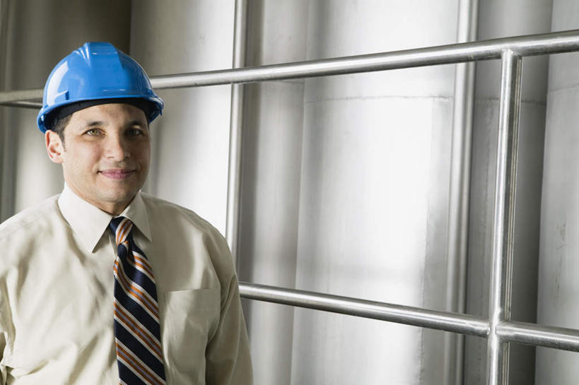 西方人,一个人,商务人士,机修工,商务男性,工厂,栏杆,站,笑,微笑,露齿笑,横图,室内,白天,正面,衬衫,机器,帽子,欧洲,欧洲人,仅一个男性,仅一个人,戴,套装,罐子,围栏,领带,注视,铁罐,工人,仅一个年轻男性,安全帽,观察,看,站着,观看,戴着,察看,关注,商务装,工薪阶层,男人,男性,年轻男性,白种人,白领,机械师,机修工人,上班族,半身,彩图,衬衣