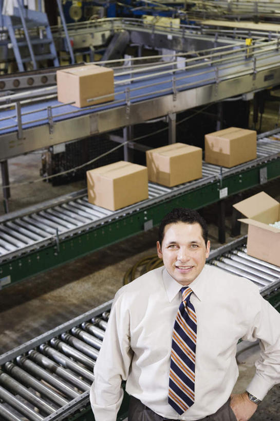 西方人,一个人,机修工,工厂,站,笑,微笑,露齿笑,竖图,俯视,室内,白天,衬衫,机器,流水线,欧洲,欧洲人,仅一个男性,仅一个人,纸箱,领带,注视,盒子,工人,仅一个年轻男性,观察,看,站着,观看,察看,关注,产品,男人,男性,年轻男性,白种人,机械师,机修工人,插兜,两手抄兜,两手放兜,手插兜,手放口袋,半身,彩图,高角度拍摄,衬衣