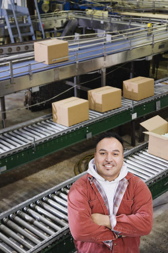 西方人,一个人,机修工,工厂,站,笑,微笑,露齿笑,竖图,俯视,室内,白天,机器,流水线,欧洲,欧洲人,仅一个男性,仅一个人,服装,纸箱,注视,休闲装,盒子,工人,仅一个年轻男性,衣服,看,站着,休闲,休闲服,服饰,关注,产品,男人,男性,年轻男性,白种人,机械师,机修工人,插兜,两手抄兜,两手放兜,手插兜,手放口袋,抬头,仰头,半身,彩图,高角度拍摄