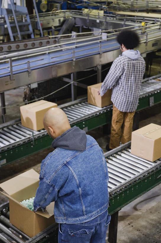 西方人,两个人,机修工,工厂,站,竖图,俯视,室内,白天,机器,流水线,欧洲,欧洲人,服装,工作,纸箱,休闲装,盒子,工人,衣服,箱子,站着,休闲,休闲服,服饰,产品,男人,男性,年轻男性,白种人,机械师,机修工人,半身,彩图,高角度拍摄