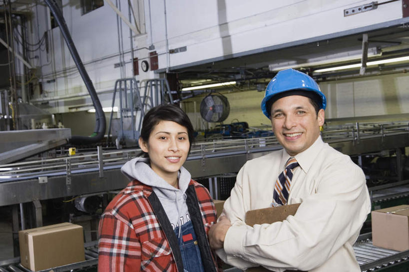 西方人,两个人,伙伴,朋友,机修工,工厂,站,捧,笑,双手交叉,微笑,露齿笑,横图,室内,白天,正面,衬衫,友谊,合作,团队,机器,流水线,帽子,欧洲,欧洲人,戴,服装,档案,文件,纸箱,文件夹,注视,休闲装,盒子,工人,衣服,安全帽,资料,观察,看,站着,休闲,休闲服,战略,服饰,观看,戴着,察看,双手抱胸,关注,产品,联合,合谋,配合,协作,男人,男性,年轻男性,年轻女性,女人,女性,白种人,机械师,机修工人,端,端着,捧着,手捧,半身,彩图,衬衣