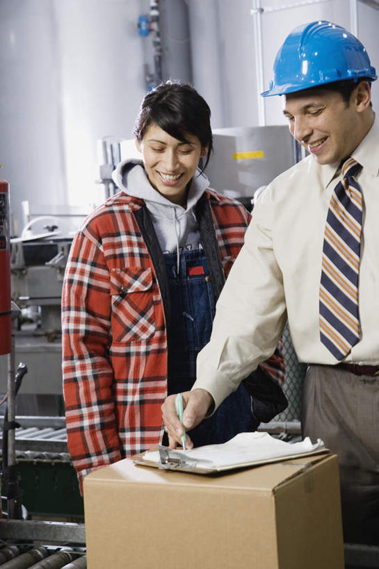 西方人,两个人,伙伴,朋友,机修工,工厂,站,捧,笑,双手交叉,微笑,露齿笑,竖图,室内,白天,正面,衬衫,友谊,合作,团队,机器,流水线,帽子,欧洲,欧洲人,戴,握,服装,笔,档案,文件,纸箱,钢笔,文件夹,拿,拿着,注视,休闲装,盒子,工人,衣服,安全帽,资料,观察,看,站着,休闲,休闲服,战略,握着,服饰,观看,戴着,察看,双手抱胸,关注,产品,联合,合谋,配合,协作,男人,男性,年轻男性,年轻女性,女人,女性,白种人,机械师,机修工人,端,端着,捧着,手捧,半身,彩图,衬衣