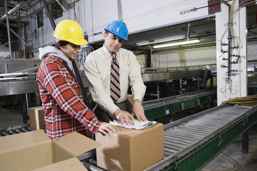 西方人,两个人,伙伴,朋友,机修工,工厂,站,捧,笑,搬运,双手交叉,微笑,露齿笑,横图,室内,白天,正面,衬衫,友谊,合作,团队,机器,流水线,帽子,欧洲,欧洲人,戴,握,服装,传输,笔,档案,文件,纸箱,钢笔,文件夹,拿,拿着,注视,休闲装,盒子,工人,衣服,安全帽,资料,观察,看,站着,休闲,休闲服,战略,握着,运输,服饰,观看,戴着,传送带,察看,便利,双手抱胸,传送,关注,载具,传输带,产品,联合,合谋,方便,配合,协作,男人,男性,年轻男性,年轻女性,女人,女性,白种人,机械师,机修工人,端,端着,捧着,手捧,半身,彩图,衬衣