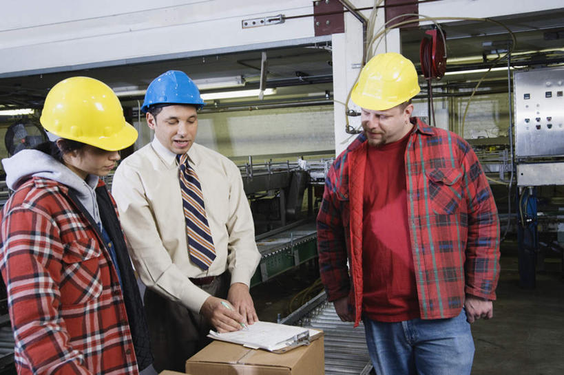 西方人,三个人,伙伴,朋友,机修工,工厂,站,捧,搬运,横图,室内,白天,正面,友谊,合作,团队,机器,流水线,帽子,欧洲,欧洲人,戴,握,服装,传输,档案,文件,纸箱,文件夹,拿,拿着,注视,休闲装,盒子,工人,衣服,安全帽,资料,观察,看,站着,休闲,休闲服,战略,握着,运输,服饰,观看,戴着,传送带,察看,便利,传送,关注,载具,传输带,产品,联合,合谋,方便,配合,协作,男人,男性,年轻男性,年轻女性,女人,女性,白种人,机械师,机修工人,端,端着,捧着,手捧,半身,彩图