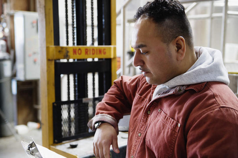 西方人,一个人,机修工,工厂,站,横图,室内,特写,白天,正面,工作服,制服,机器,电梯,欧洲,欧洲人,仅一个男性,仅一个人,朦胧,模糊,档案,文件,拿,拿着,注视,工人,仅一个年轻男性,资料,低头,观察,看,站着,搭,观看,察看,搭着,关注,记录本,工作制服,男人,男性,年轻男性,白种人,机械师,机修工人,半身,彩图,工作套服