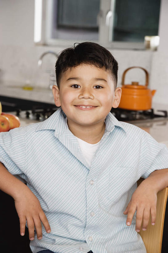 西方人,儿童,一个人,坐,笑,微笑,露齿笑,竖图,室内,白天,正面,纯洁,窗户,落地窗,欧洲,欧洲人,仅一个男性,仅一个人,服装,水龙头,陶瓷,注视,休闲装,玻璃窗,水壶,小孩,衣服,白色,观察,看,双手摊开,仅一个小孩,休闲,休闲服,可爱,童年,童趣,服饰,观看,察看,关注,童真,烂漫,无邪,天真,男孩,男人,男性,白种人,孩子,坐着,半身,彩图,男生