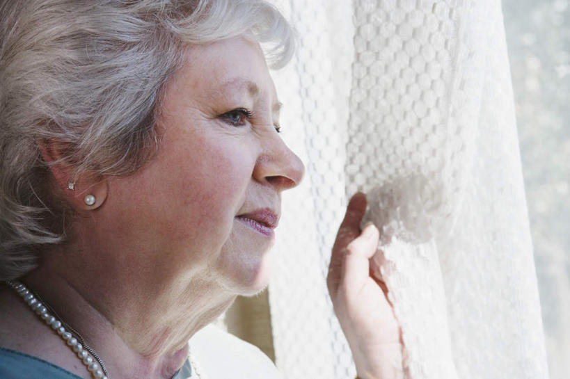 西方人,脸,头,脸颊,头发,一个人,站,横图,室内,特写,白天,侧面,窗帘,欧洲,欧洲人,仅一个女性,仅一个人,阴影,服装,光线,影子,注视,休闲装,肩膀,衣服,白色,阳光,观察,看,站着,休闲,和谐,休闲服,服饰,仅一个老年女性,观看,察看,关注,慈祥,老年女性,女人,女性,白种人,头部,脸部,脸蛋,面部,半身,彩图