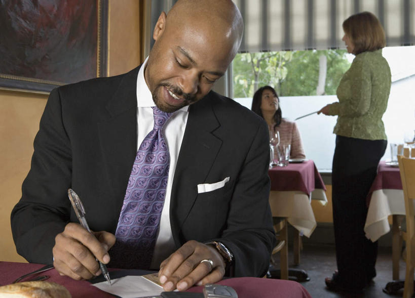 西方人,胡须,三个人,站,坐,横图,室内,白天,正面,衬衫,西装,森林,树林,植物,桌子,杯子,椅子,欧洲,欧洲人,写,套装,正装,朦胧,模糊,笔,高脚杯,手表,领带,红酒杯,职业装,玻璃制品,树,树木,绿色,自然,戒指,酒杯,站着,生长,成长,记录板,稿子,记事板,男人,男性,年轻男性,年轻女性,女人,女性,白种人,光头,胡子,络腮胡,玻璃杯,装饰画,坐着,半身,彩图,衬衣