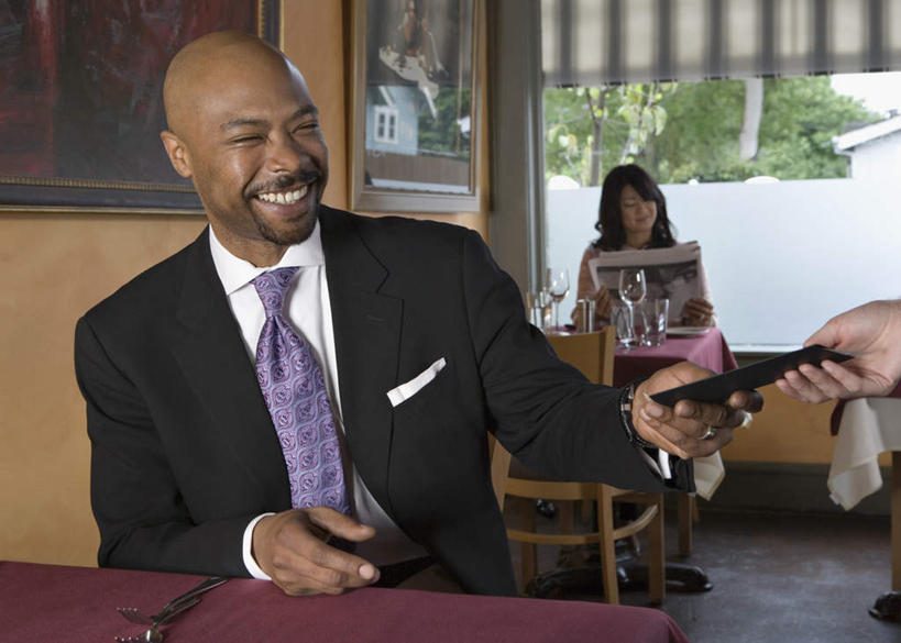 西方人,胡须,三个人,站,坐,笑,微笑,露齿笑,横图,室内,白天,正面,衬衫,西装,森林,树林,植物,桌子,报纸,杯子,椅子,欧洲,欧洲人,套装,正装,朦胧,模糊,叉子,高脚杯,手表,领带,红酒杯,注视,职业装,玻璃制品,树,树木,绿色,自然,戒指,酒杯,观察,看,站着,生长,成长,信件,观看,察看,关注,记录板,稿子,记事板,男人,男性,年轻男性,年轻女性,女人,女性,白种人,光头,胡子,络腮胡,玻璃杯,装饰画,坐着,半身,彩图,衬衣