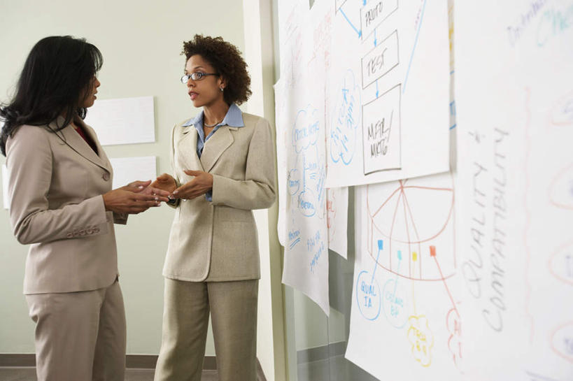 两个人,伙伴,朋友,商务女性,横图,室内,白天,正面,衬衫,友谊,合作,团队,非洲,黑人,套装,文件,眼镜,墙,相视,墙壁,资料,双手摊开,面对面,战略,无奈,对视,对话,遗憾,烦恼,文档,相对,商务装,近视眼镜,工薪阶层,可惜,相看,无计可施,联合,合谋,惋惜,怜惜,无语,交流,配合,协作,年轻女性,女人,女性,非洲人,白领,上班族,半身,彩图,衬衣,西服