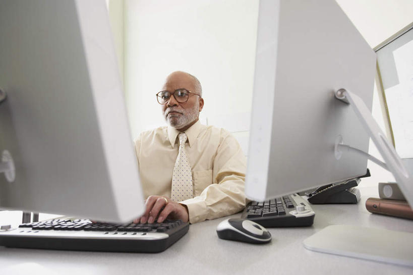 西方人,一个人,商务男性,办公室,坐,横图,室内,白天,仰视,衬衫,电脑,笔记本电脑,显示器,鼠标,键盘,桌面,桌子,电话,欧洲,欧洲人,仅一个男性,仅一个人,套装,网络,办公桌,墙,领带,注视,输入设备,通讯设备,墙壁,观察,看,仅一个老年男性,观看,察看,无线,关注,通信设备,液晶显示器,商务装,无线网络,无线上网,便携式电脑,工薪阶层,输出设备,手提电脑,男人,男性,中年男性,白种人,白领,上班族,坐着,半身,彩图,低角度拍摄,衬衣