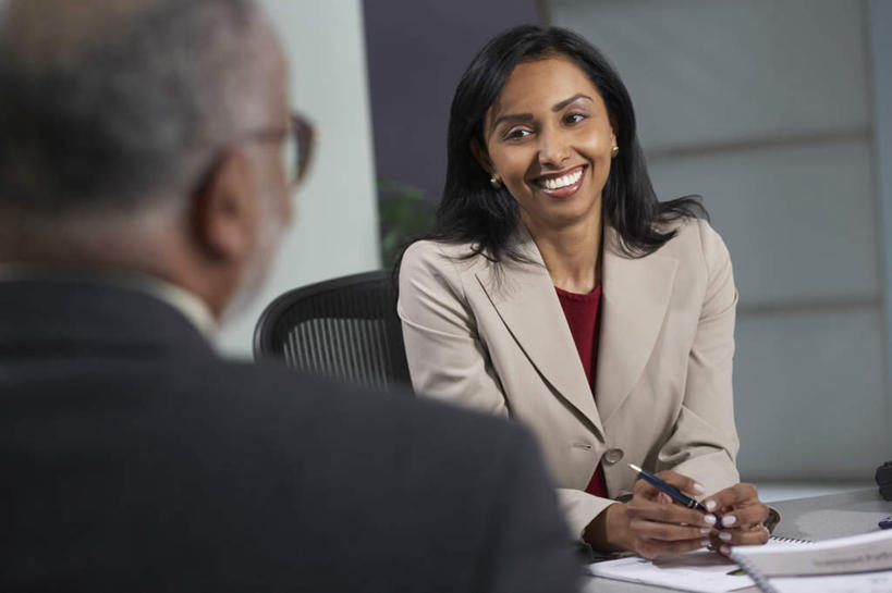 西方人,背部,两个人,同事,商务男性,商务女性,办公室,坐,笑,微笑,露齿笑,横图,室内,白天,正面,衬衫,西装,成功,合作,团队,集体,信心,植物,桌面,桌子,椅子,欧洲,非洲,黑人,欧洲人,套装,朦胧,模糊,笔,档案,盆栽,文件,办公桌,墙,拿,拿着,队伍,相视,墙壁,绿色,资料,面对面,生长,成长,对视,领导,成就,沙发椅,文档,相对,商务装,合伙,领袖,工薪阶层,相看,交流,老年男性,男人,男性,年轻女性,女人,女性,白种人,非洲人,白领,上班族,沟通,坐着,半身,彩图,衬衣