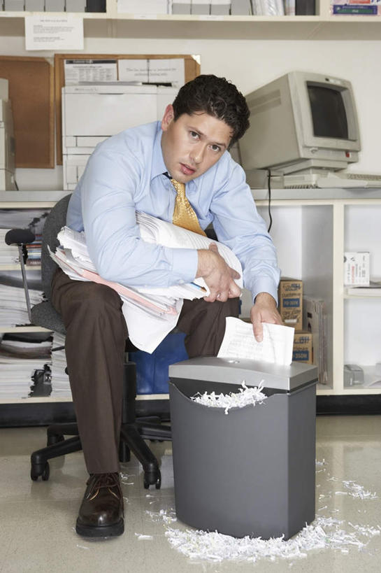 西方人,一个人,商务男性,办公室,坐,竖图,室内,白天,正面,衬衫,地板,柜子,书架,欧洲,欧洲人,仅一个男性,仅一个人,一排,套装,整齐,档案,文件,办公桌,垃圾桶,领带,地面,置物架,注视,架子,排列,仅一个年轻男性,资料,观察,看,观看,察看,队列,关注,纸篓,商务装,丢弃,陈列架,工薪阶层,搁架,男人,男性,年轻男性,年轻女性,白种人,白领,上班族,坐着,彩图,全身,衬衣