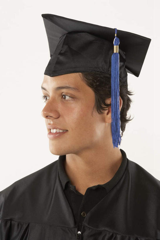 西方人,脸,头,脸颊,一个人,站,笑,微笑,露齿笑,竖图,室内,特写,白天,白色背景,正面,帽子,欧洲,欧洲人,仅一个男性,仅一个人,戴,扭头,注视,肩膀,仅一个年轻男性,观察,看,站着,转头,摄影,影棚,观看,戴着,察看,博士帽,关注,博士服,男人,男性,年轻男性,白种人,头部,脸部,脸蛋,面部,半身,彩图,影棚拍摄,拍摄