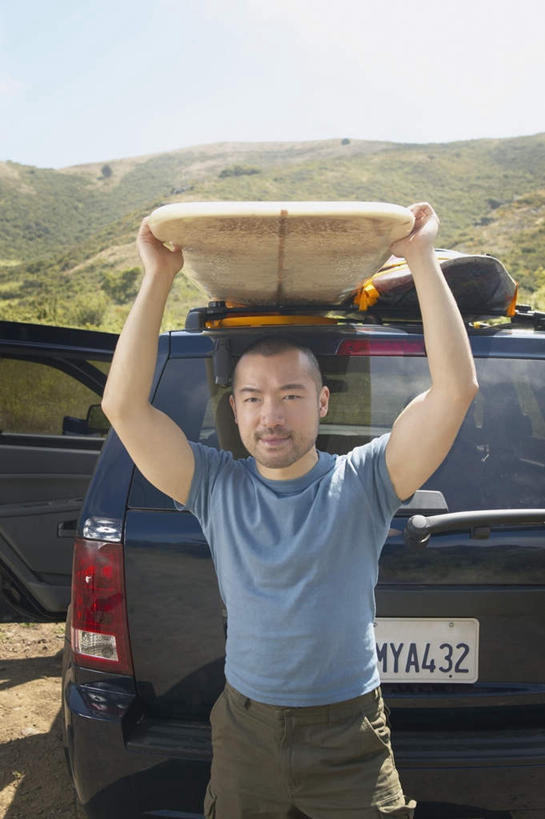 东方人,一个人,站,举,竖图,室外,白天,正面,草地,草坪,植物,汽车,亚洲,仅一个男性,仅一个人,阴影,服装,光线,帆板,影子,注视,休闲装,黄种人,车,草,仅一个年轻男性,衣服,绿色,蓝天,天空,阳光,车门,交通工具,轿车,天,观察,看,托,站着,休闲,休闲服,车牌,服饰,滑板,观看,车灯,察看,关注,男人,男性,年轻男性,亚洲人,举起,举手,举着,向上举,向上伸,向上托,半身,彩图